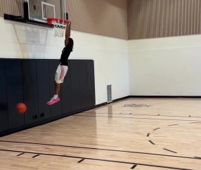 没闲着！保罗在家与儿子一起训练 给后者传了个打板空接暴扣